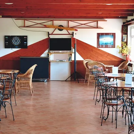 Airport Es Elmenykoezpont 4*