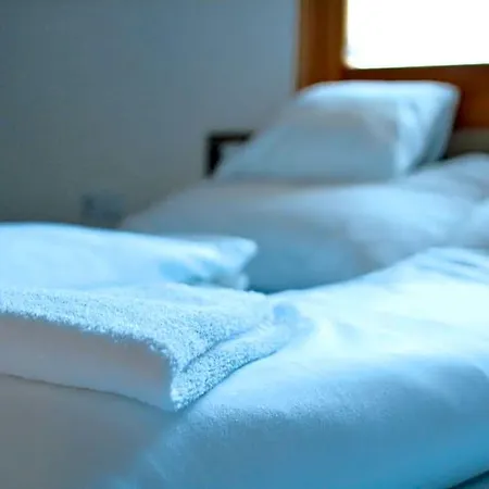 Airport Es Elmenykoezpont B&B Matko