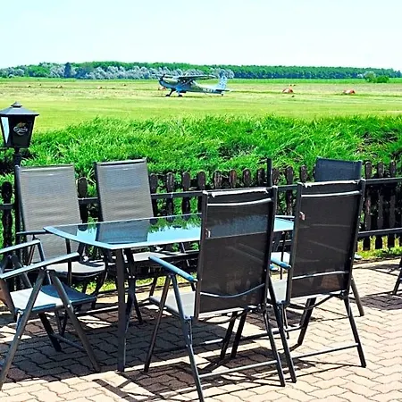 Frühstückspension Airport Es Elmenykoezpont 4*