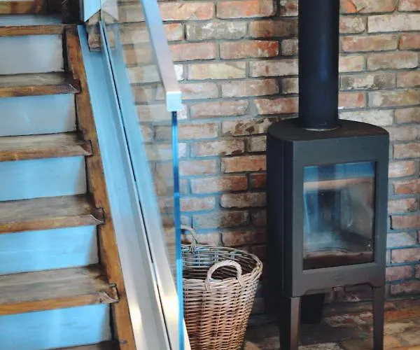 Airport Es Elmenykoezpont B&B