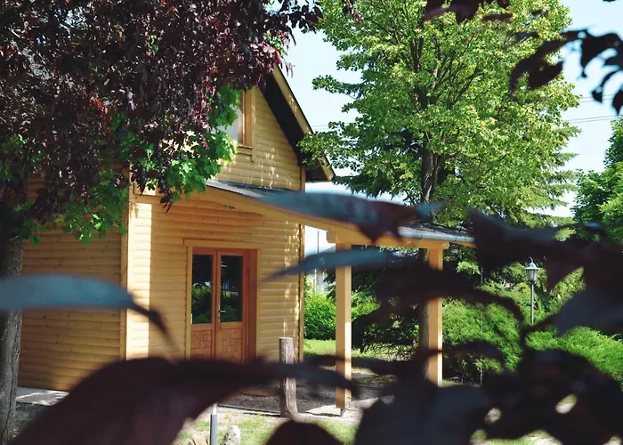 Airport Es Elmenykoezpont B&B