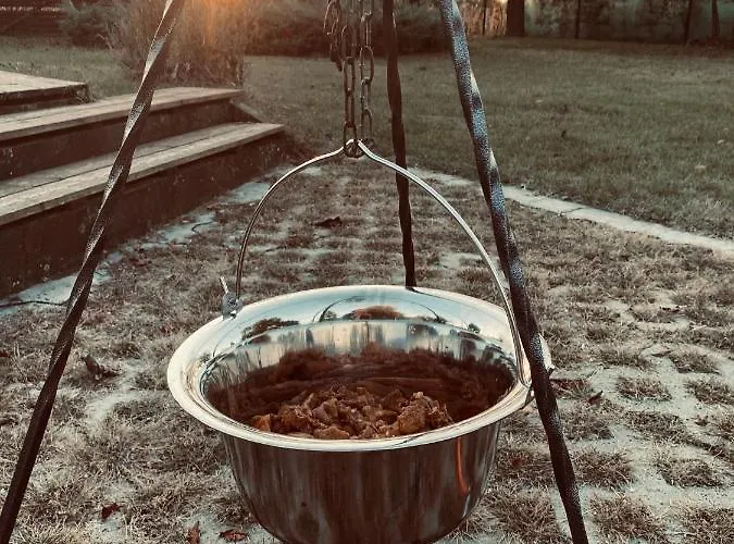 Airport Es Elmenykoezpont B&B 3*